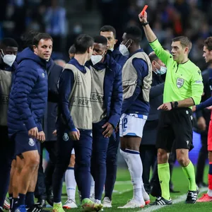 FC Porto gegen Atlético Madrid, Schiedsrichter Turpin zeigt Rote Karte
