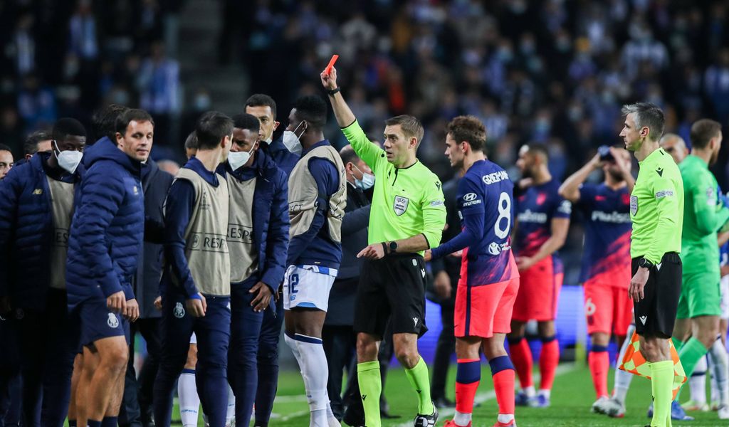 FC Porto gegen Atlético Madrid, Schiedsrichter Turpin zeigt Rote Karte