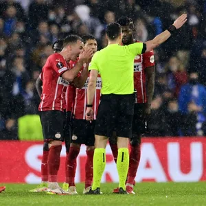 Mario Götze (l.) beschwert sich bei Schiedsrichter Felix Zwayer