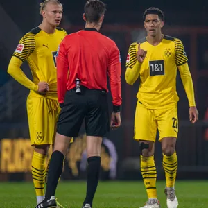 Erling Haaland (l.) und Jude Bellingham waren nicht mit allen Entscheidungen von Schiedsrichter Matthias Jöllenbeck einverstanden.