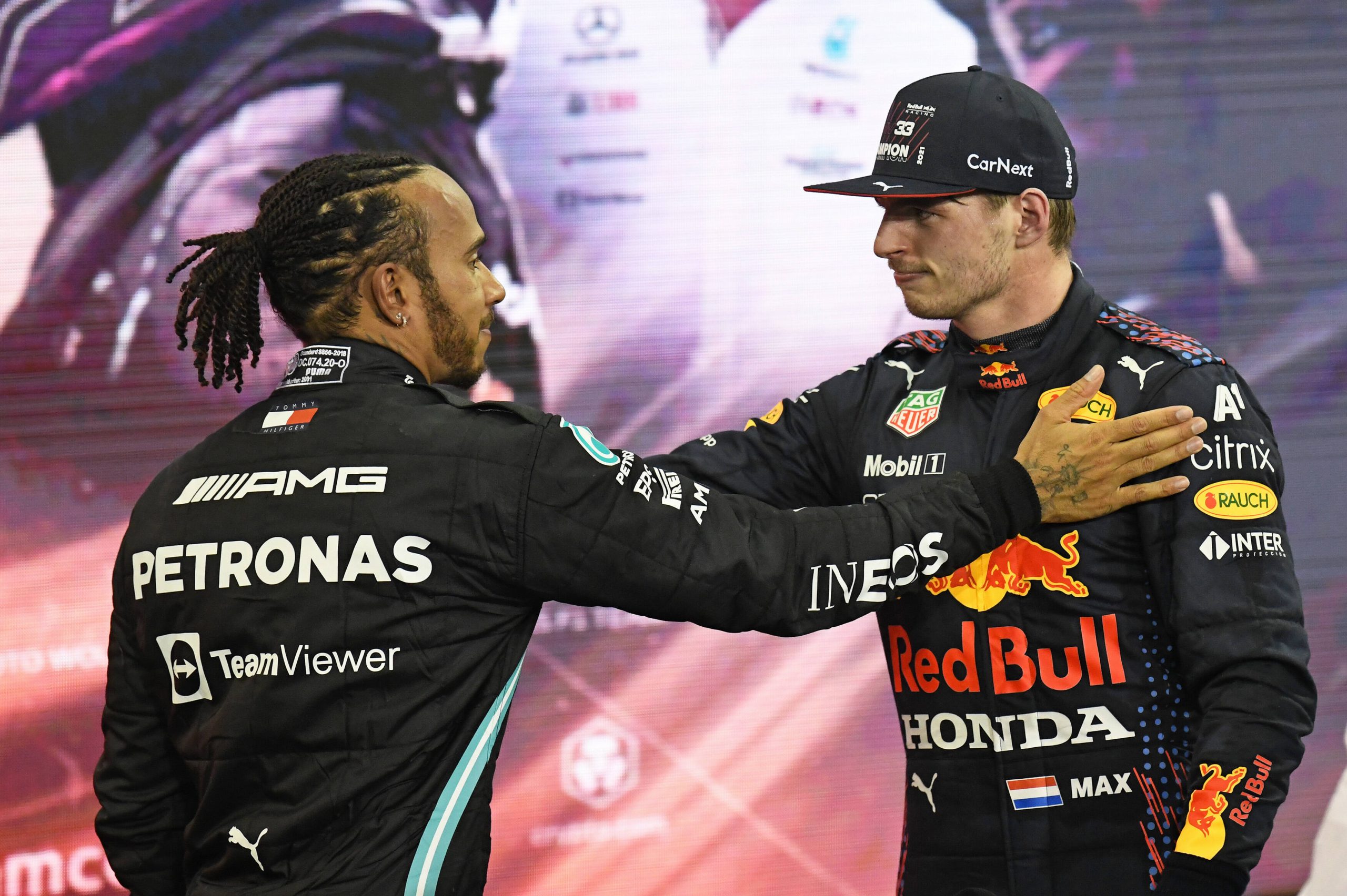 Formel-1-Fahrer Lewis Hamilton (l.) und Max Verstappen (r.)
