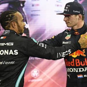 Formel-1-Fahrer Lewis Hamilton (l.) und Max Verstappen (r.)