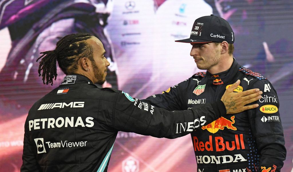Formel-1-Fahrer Lewis Hamilton (l.) und Max Verstappen (r.)