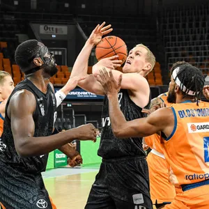Seth Hinrichs kann den Rebound nicht kontrollieren, die Hamburg Towers verlieren in Ulm.