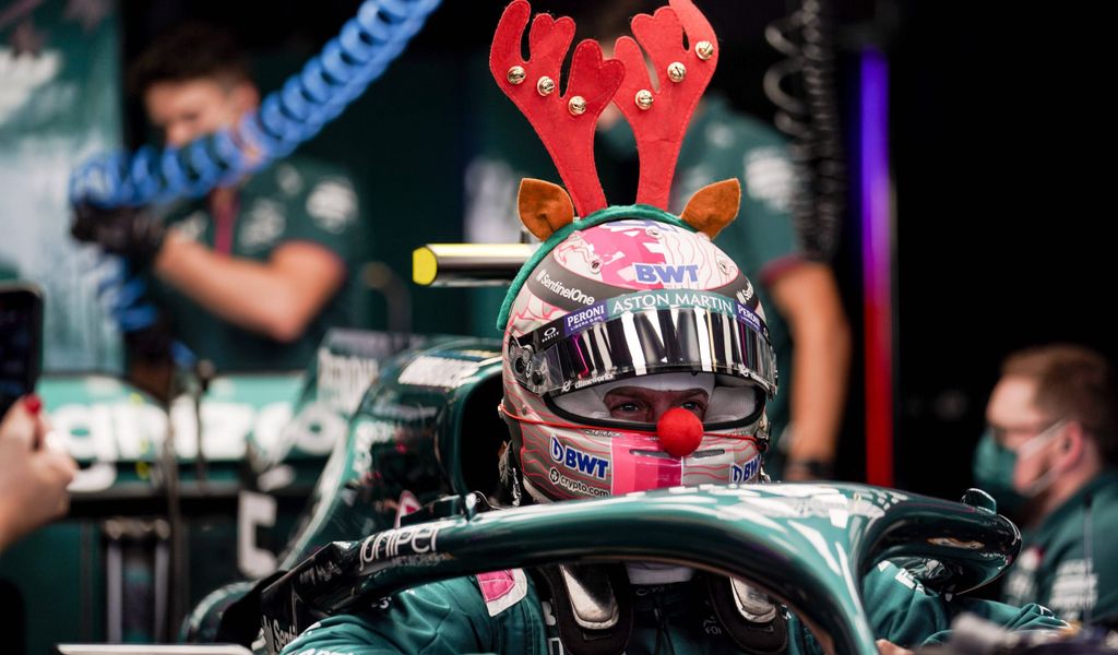 Sebastian Vettel mit weihnachtlichem Kopfschmuck