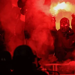 Fans von Olympique Lyon zünden Pyrotechnik