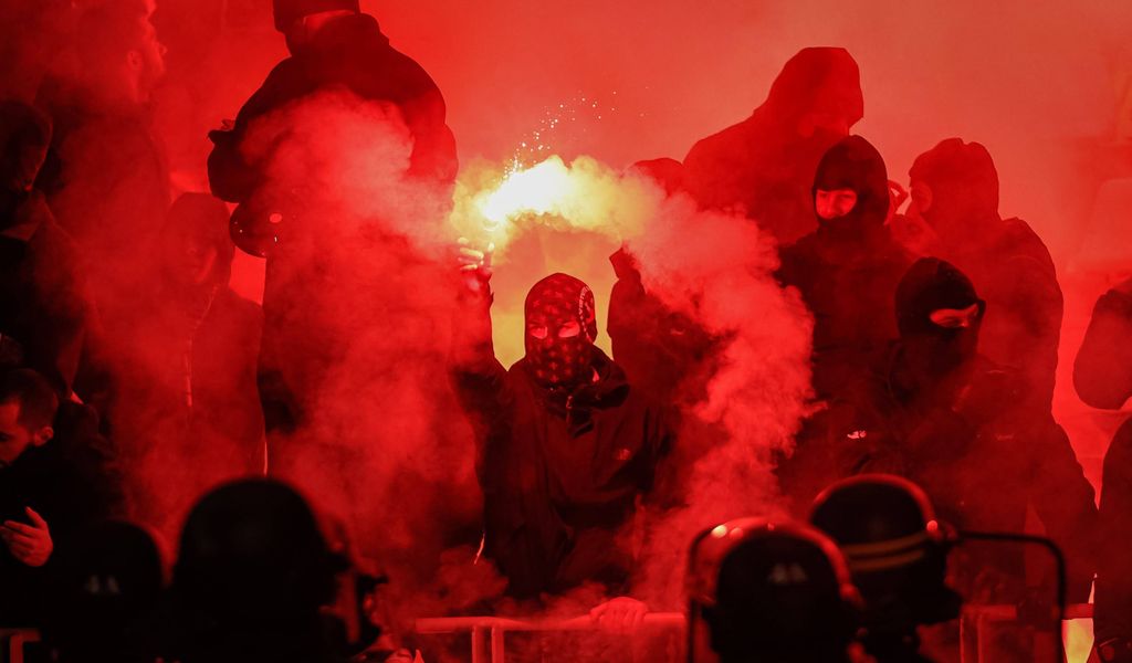 Fans von Olympique Lyon zünden Pyrotechnik