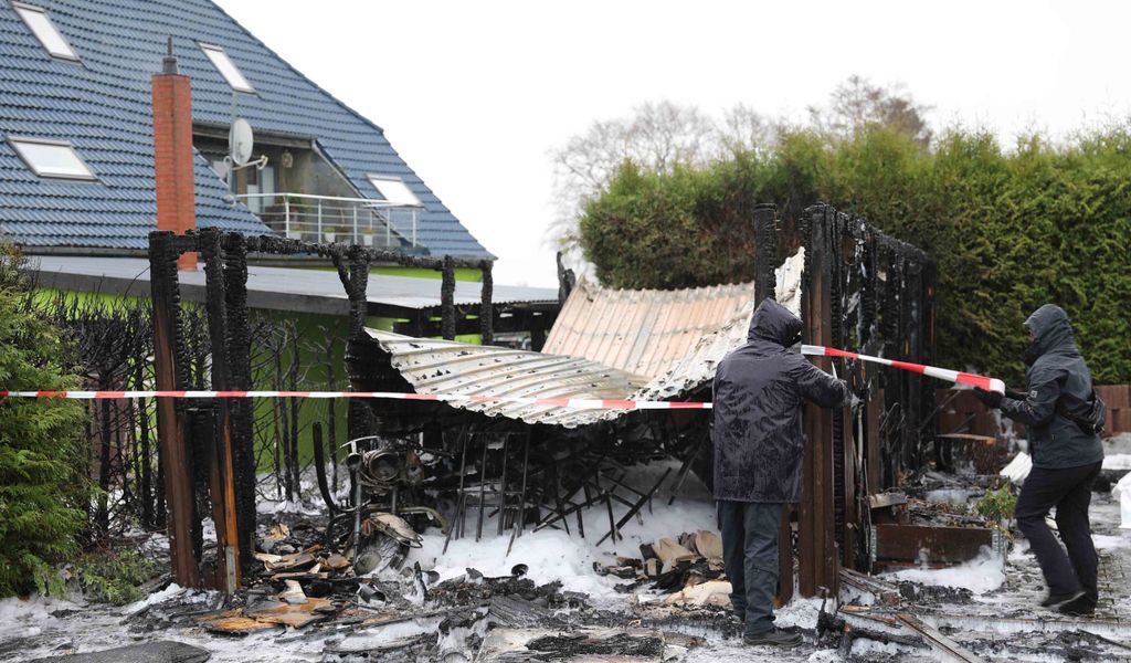 Brandermittler sichern Spuren an der völlig zerstörten Garage in Wardow.