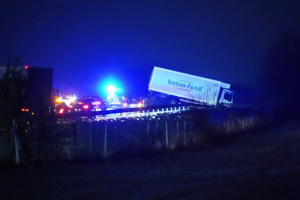 Vollsperrung A21 bei Trappenkamp.