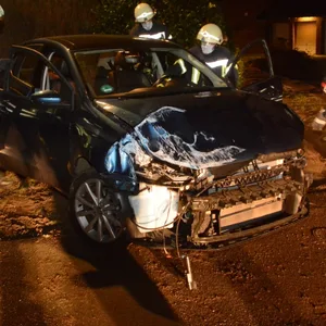 Ein beschädigtes Auto in Barsbüttel. Die Feuerwehr schob es aus einer Garage.