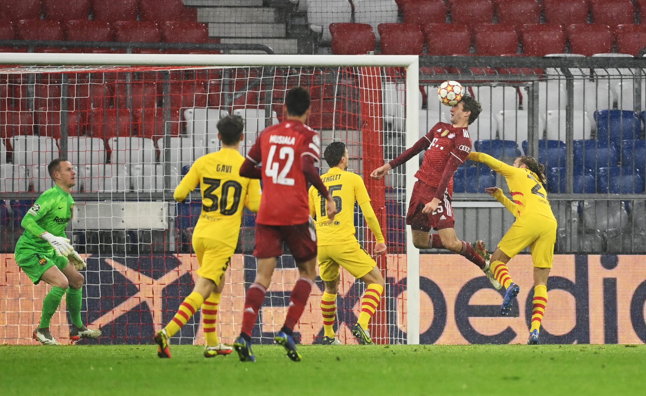 Thomas Müller köpft das 1:0 gegen Barcelona