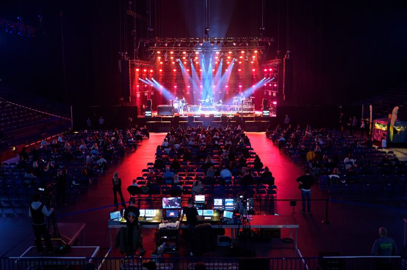 Nur ein paar hundert Zuschauer sitzen während des Livestreams in der sonst leeren Barclays Arena vor der Bühne.