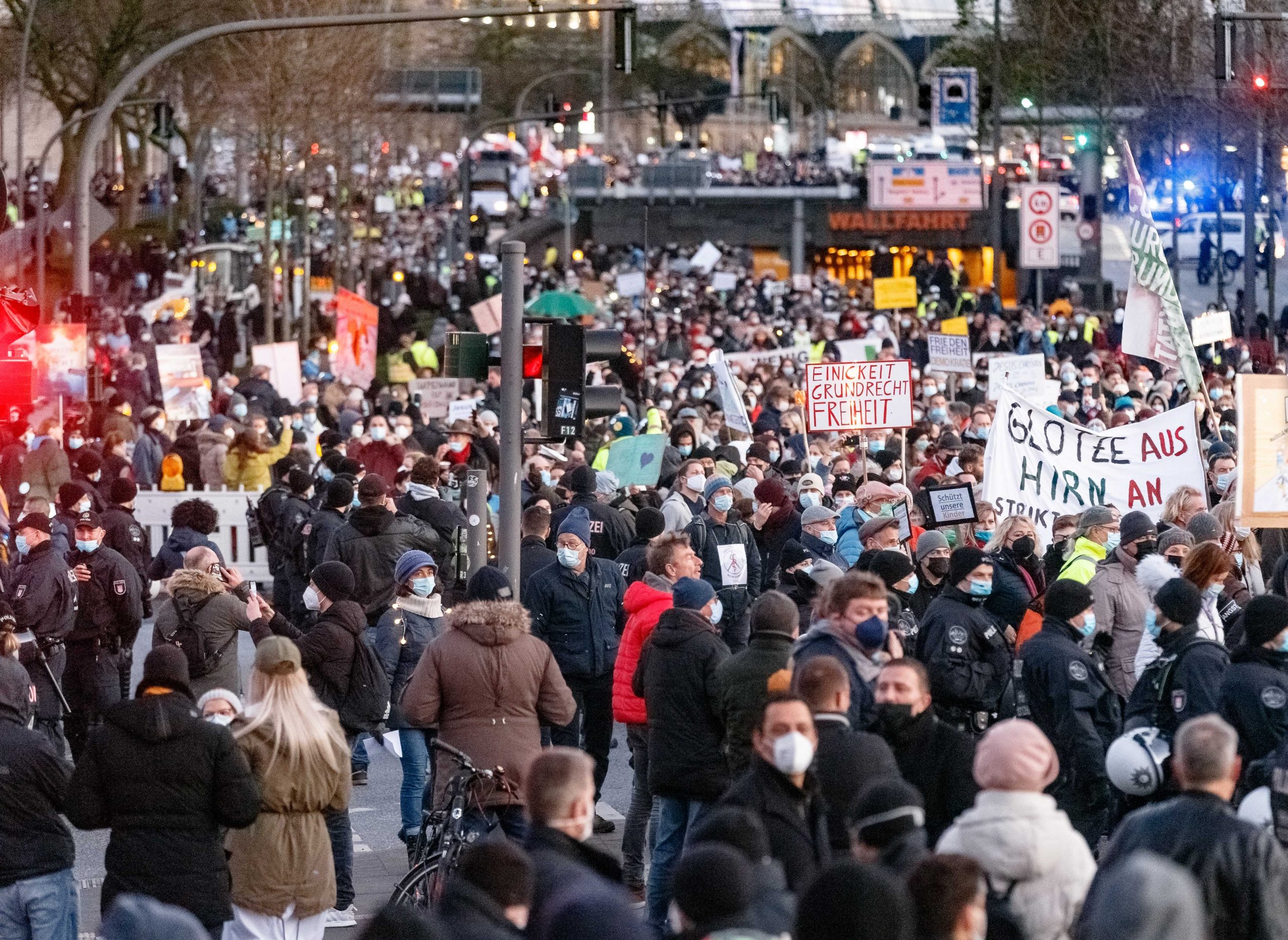Rund 11.500 Menschen demonstrierten am 18. Dezember in Hamburg gegen Corona-Maßnahmen.