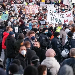 Rund 11.500 Menschen demonstrierten am 18. Dezember in Hamburg gegen Corona-Maßnahmen.