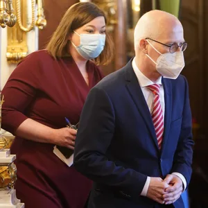 Hamburg: Peter Tschentscher (SPD) und Katharina Fegebank (Grüne) gehen am 21. Dezember 2021 zur Landespressekonferenz nach der Senatssitzung zur Corona-Lage im Rathaus.