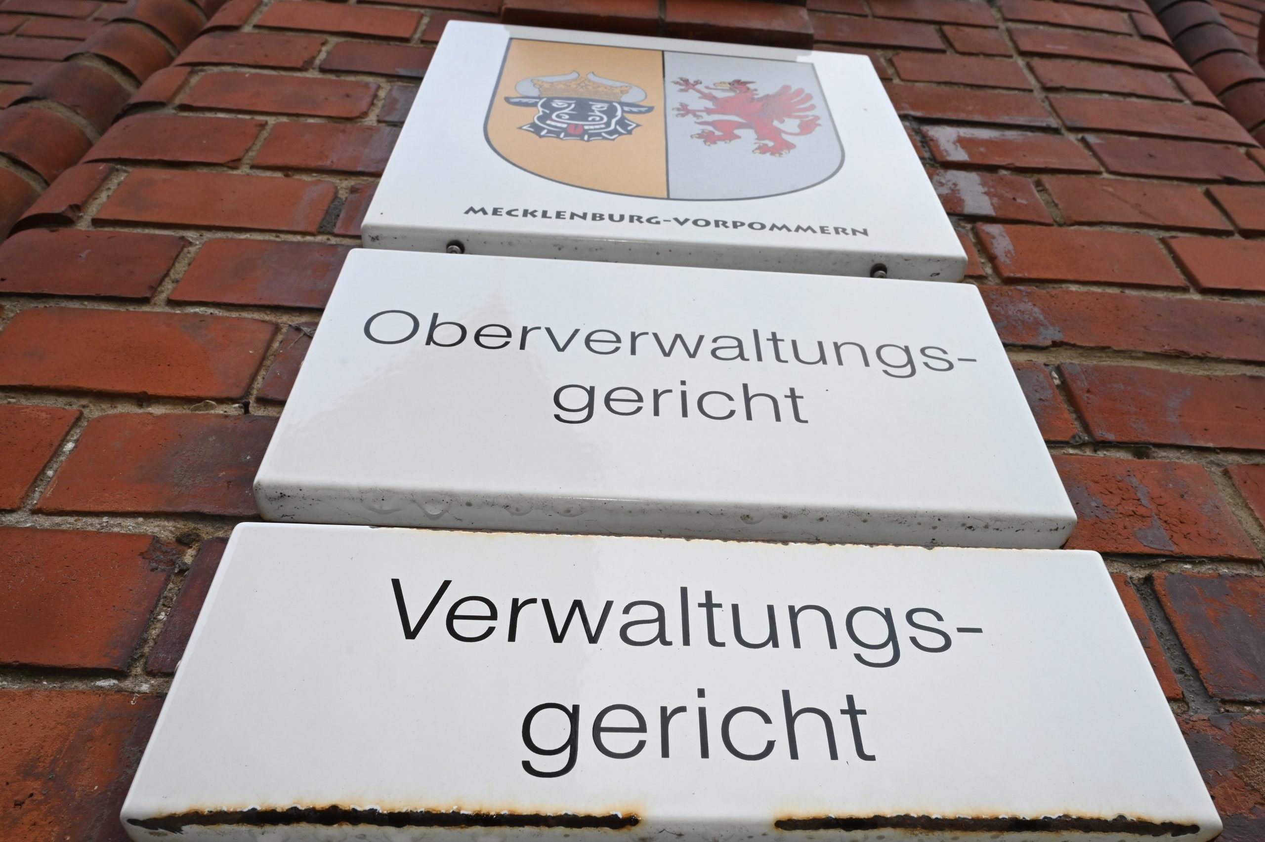 Am Gerichtsgebäude in Greifswald hängt eine Schild mit dem Schriftzug „Verwaltungsgericht“.