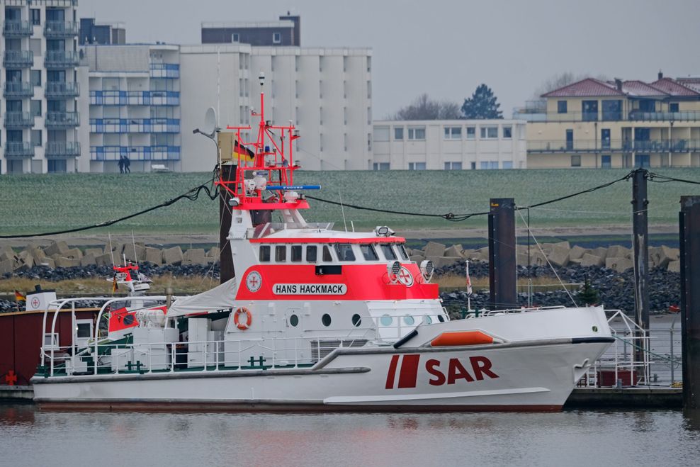 Der Seenotrettungskreuzer „Hans Hackmack“ liegt in Cuxhaven.