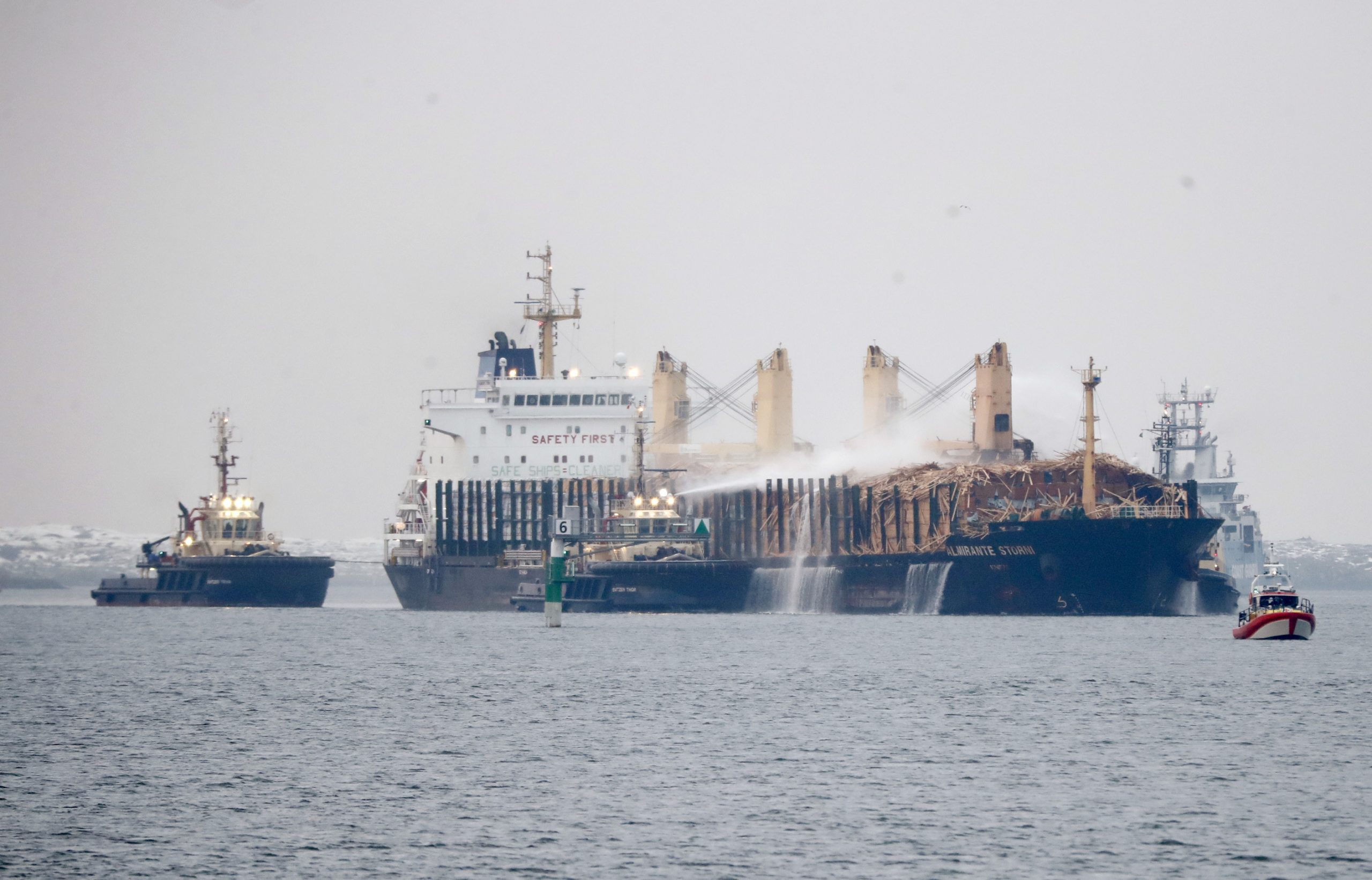 Das mit Holz beladene Frachtschiff „Almirante Storni“ wird in den Hafen von Göteborg geschleppt.