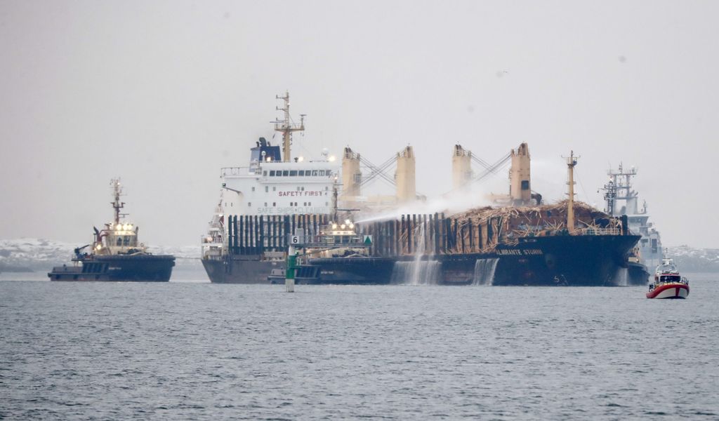 Das mit Holz beladene Frachtschiff „Almirante Storni“ wird in den Hafen von Göteborg geschleppt.