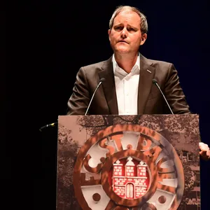 St. Pauli-Präsident Oke Göttlich am Rednerpult