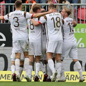 Die Profis des FC St. Pauli jubeln