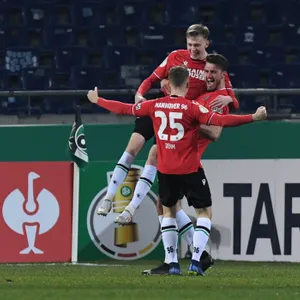 Maximilian Beier (M.) lässt sich für sein 1:0 feiern.