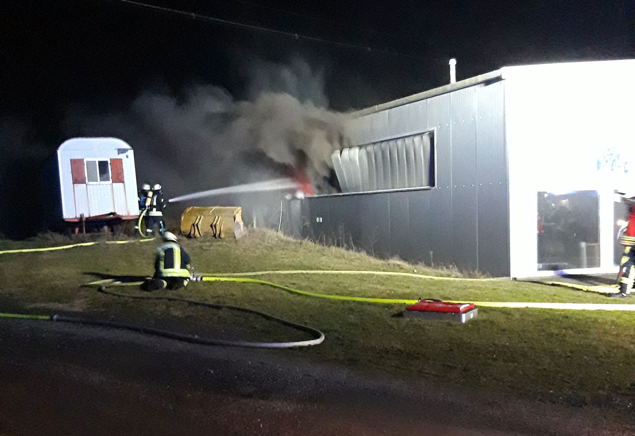 Ein Feuer zerstörte am Freitagmorgen eine Motorradwerkstatt in Agathenburg bei Stade.