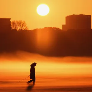 Glückwunsch zu Platz 1: Claudio Isecke hat dieses Foto geschossen. Hundebesitzer drehen auf den Stadtparkwiesen ihre frühmorgendliche Gassirunde. Die gerade aufgegangene Sonne taucht den noch über der Wiese liegenden Nebel in goldenes Licht. Wunderschön!