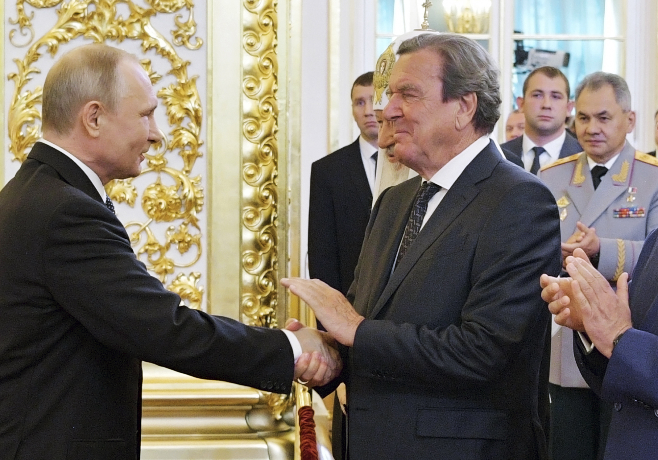 Wladimir Putin und Gerhard Schröder geben sich die Hand