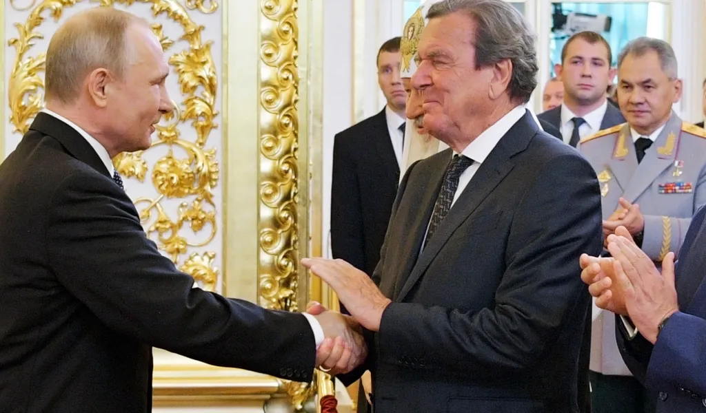 Wladimir Putin und Gerhard Schröder geben sich die Hand