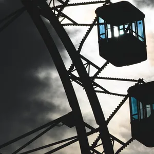 Nach einem tödlichen Sturz aus einem Riesenrad muss ein Schausteller nun ins Gefängnis. (Symbolbild)