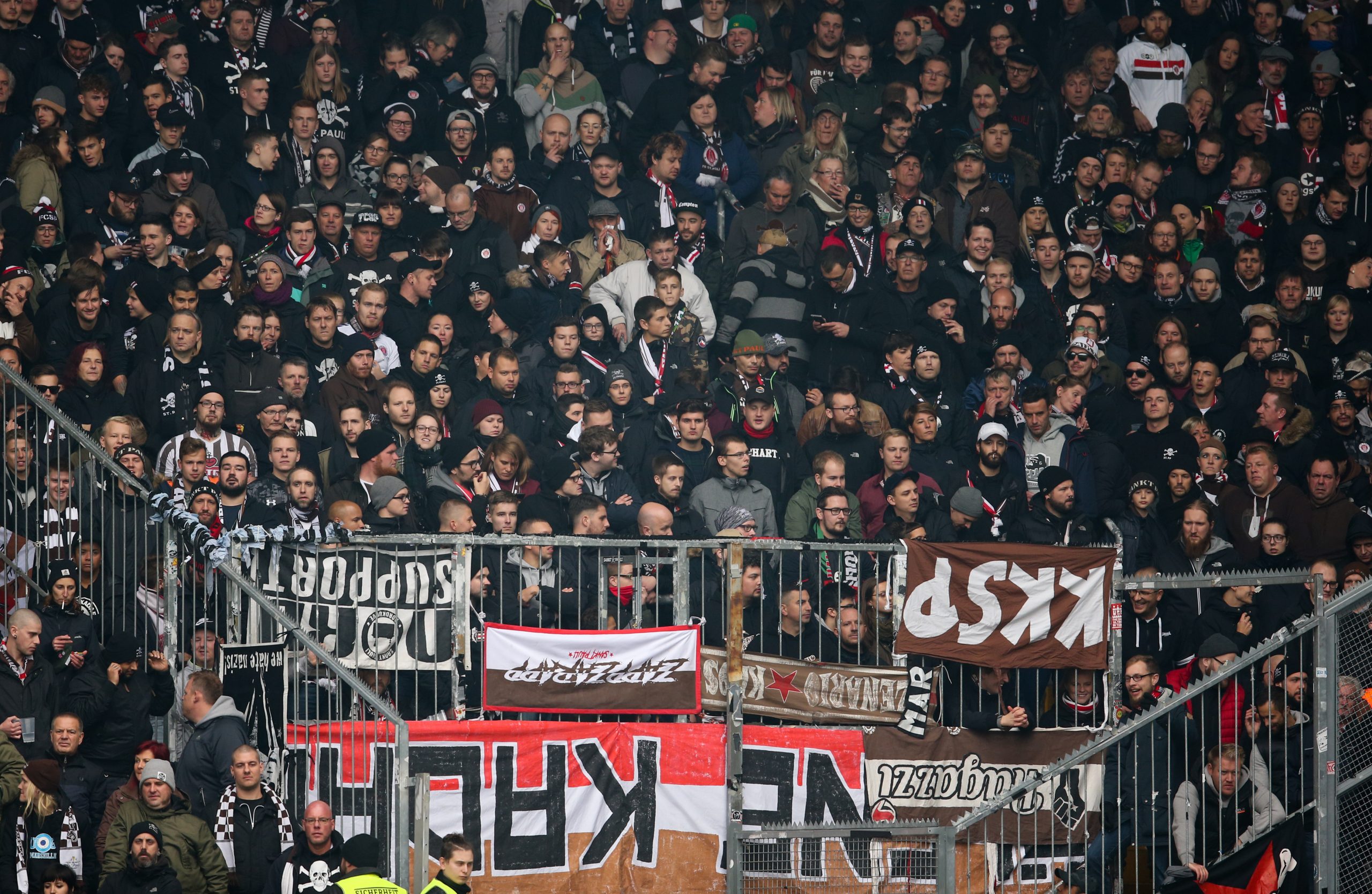St. Pauli-Fans im Auswärtsblock in BIelefeld
