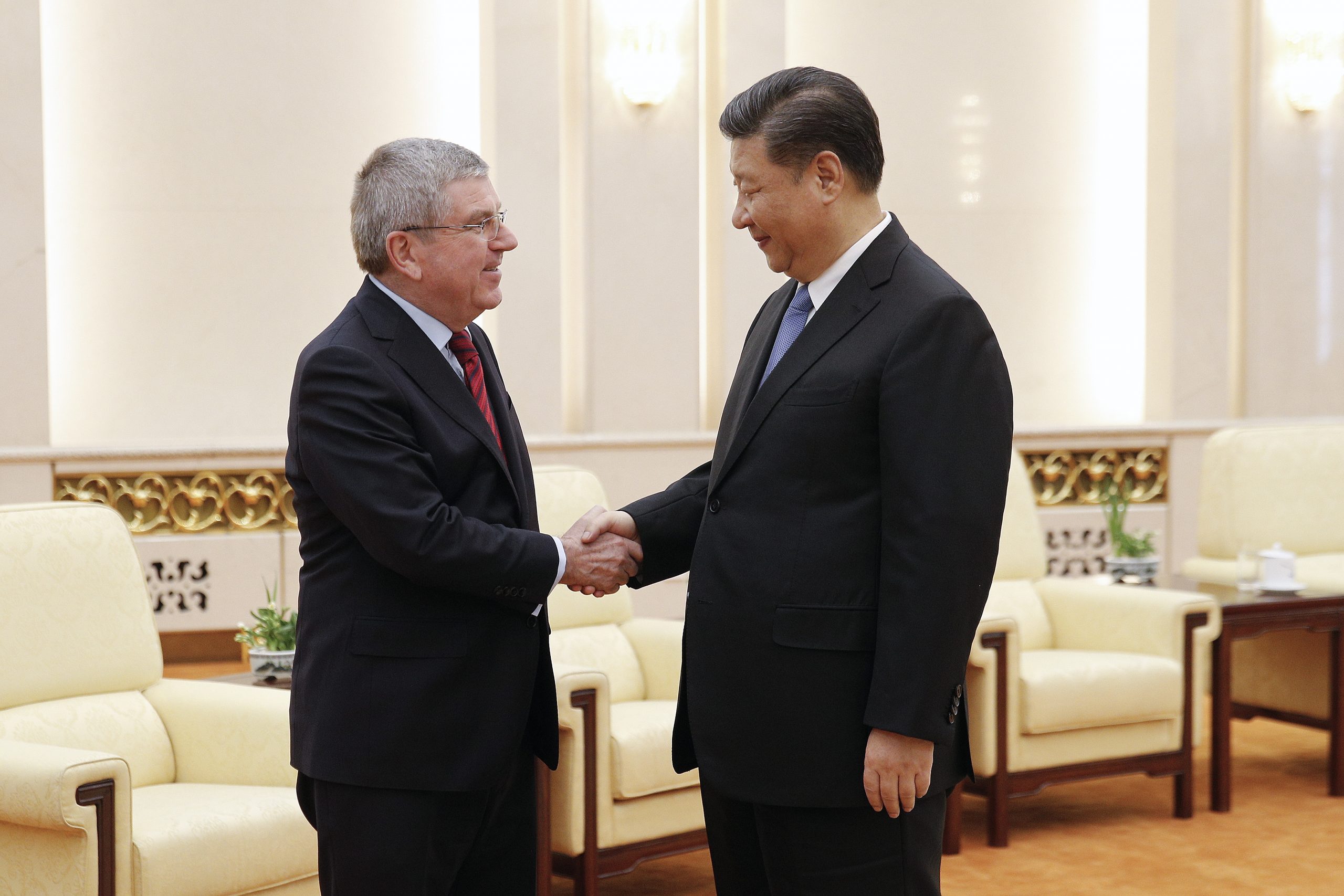 Halten an den Spielen in Peking fest: IOC-Chef Thomas Bach (l.) und Chinas Staatschef Xi Jinping