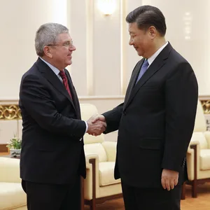 Halten an den Spielen in Peking fest: IOC-Chef Thomas Bach (l.) und Chinas Staatschef Xi Jinping