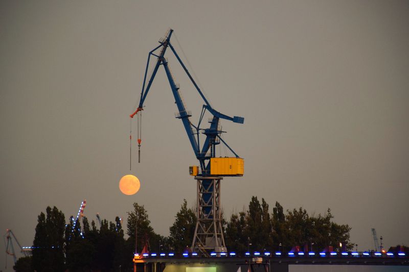 Ein fantastisches Foto: als würde der Mond am Kran hängen. Aufgenommen von MOPO-Leser Mabo Madibo, der mit einer Nikon D5300 fotografiert.