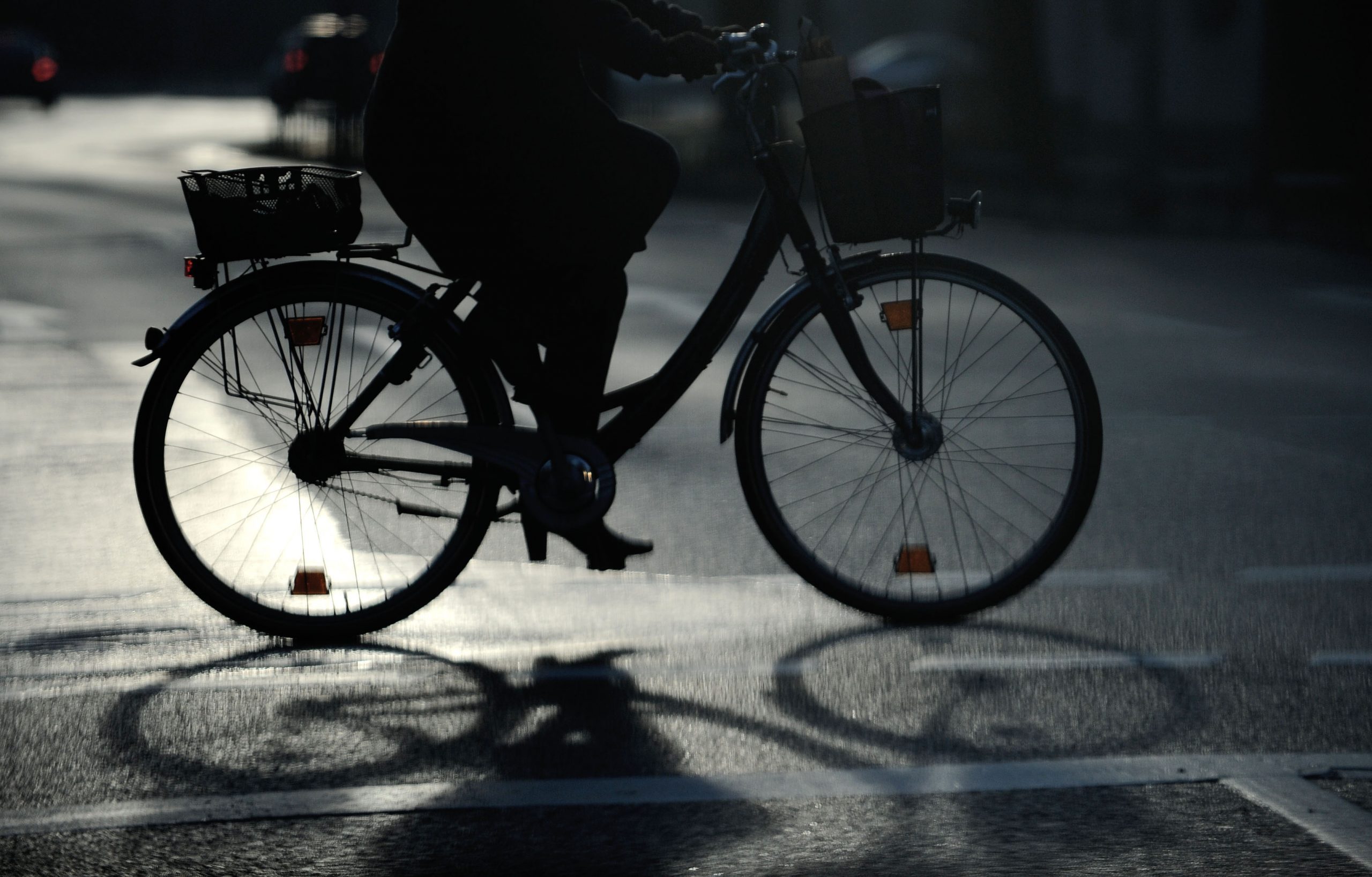 Fahrradfahrerin im Dunkeln