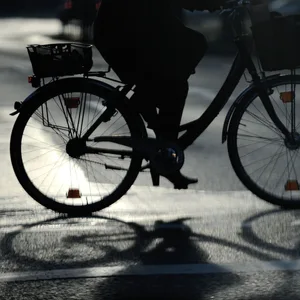 Fahrradfahrerin im Dunkeln