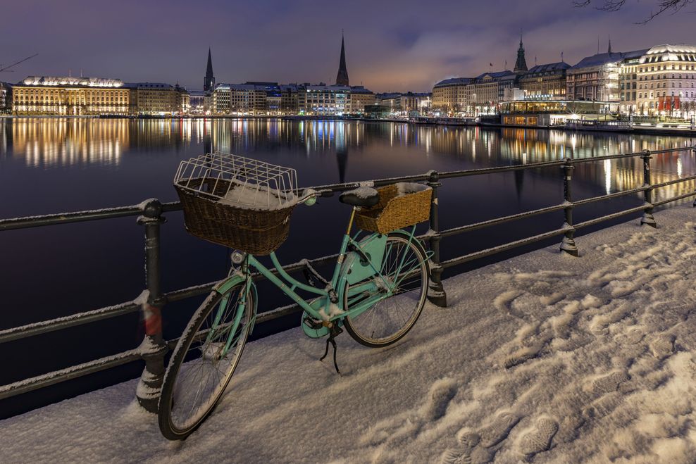 Ralf Svenosen aus Wedel nennt sein Bild „Das einsame Fahrrad im Schnee“. Aufgenommen am 30. Januar 2021 an der Binnenalster.