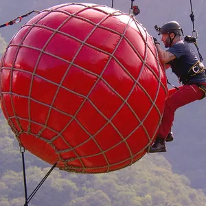 Harald Glööckler hangelte sich in einer der ersten Prüfungen von einem Ball zum anderen.