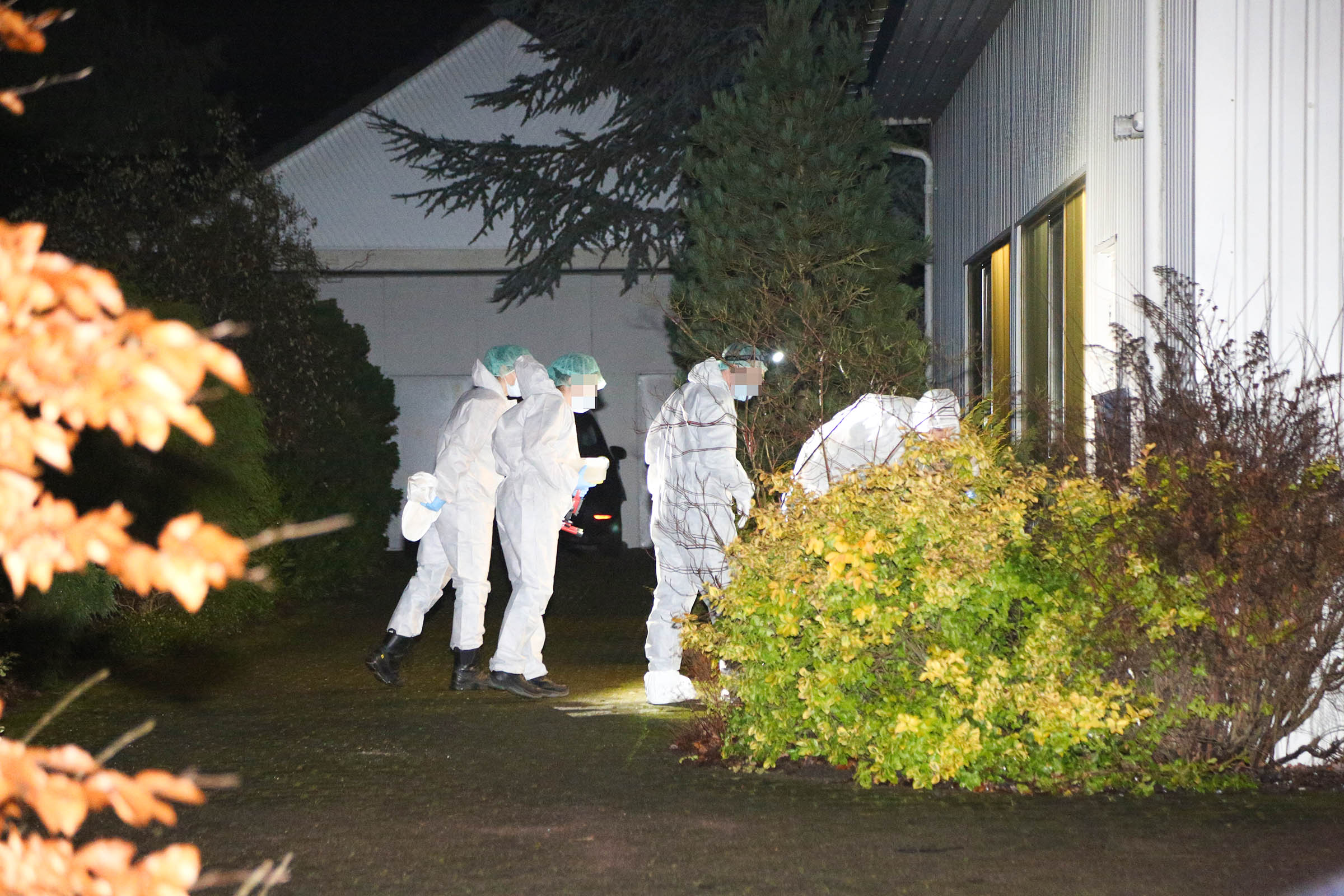 Beamte der Spurensicherung am Tatort in Neumünster.