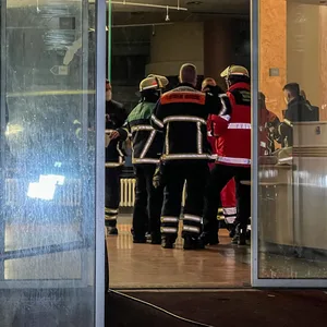 Einsatzkräfte im Inneren des Pflegeheims in Hamburg-Borgfelde.