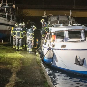Einsatzkräfte der Feuerwehr vor dem Boot in Hamburg-Billstedt.