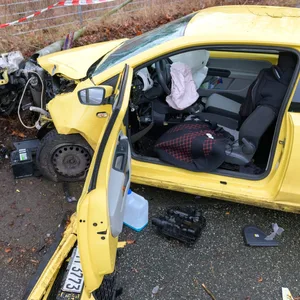 Gelber Seat fährt bei Verfolgungsjagd mit Polizei gegen Laternenmast