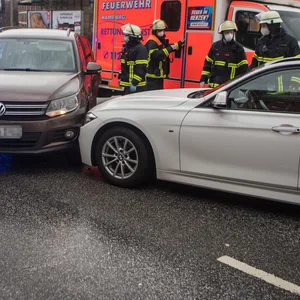 Am Sonntagnachmittag kollidierten zwei Fahrzeuge auf der Buxtehuder Straße in Harburg.