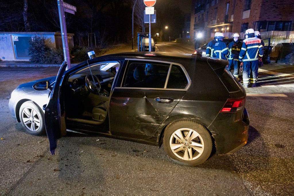 Der 19-Jährige fuhr mit hoher Geschwindigkeit in das Auto einer zivilen Polizeistreife.