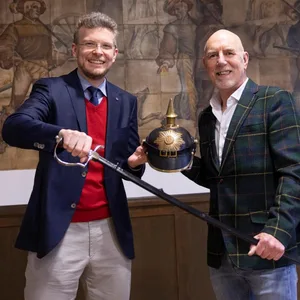 Leon Ziemer (l.) ist neuer Leiter des Hamburger Polizeimuseums. Davor führte es sieben Jahre der Kriminalhauptkommissar Joachim Schulz.