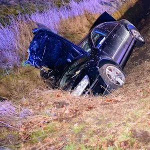 Ein Fahrzeug liegt im Seitengraben