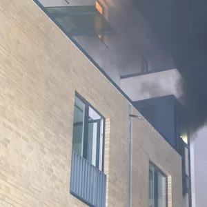 Der dunkle und giftige Rauch zog vom Keller ins Treppenhaus, dann durch Fenster weiter in den Nachthimmel.