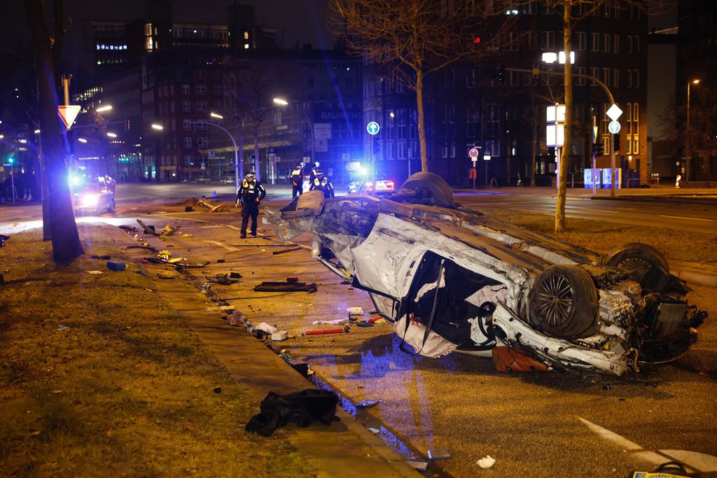 Ein völlig zerstörtes Auto liegt auf de Dach