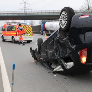 Auf der A7 überschlug sich am Montagnachmittag eine 59-jährige Frau in ihrem Auto.